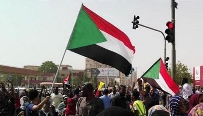 سودانيون خلال إحدى المظاهرات - أرشيفية