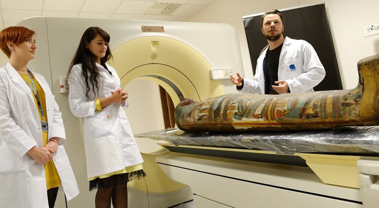 الفريق البحثي ومعاونوهم من العاملين على فحص المومياء الحامل