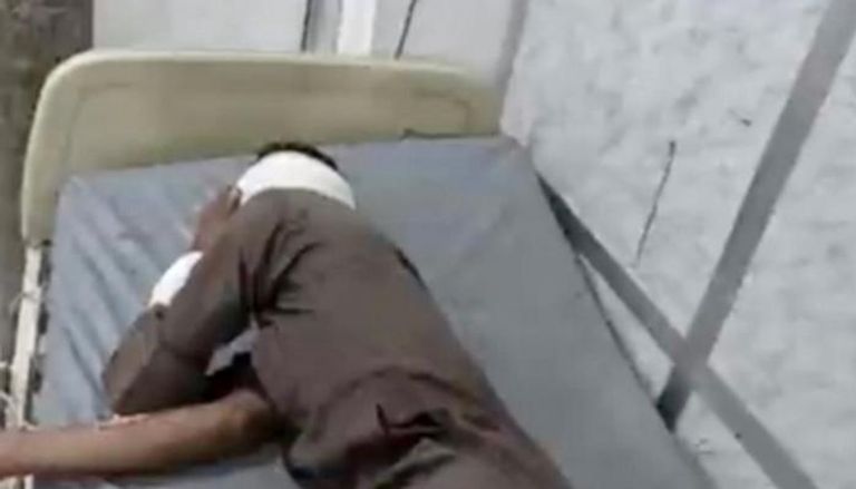 أحد المصابين جراء القصف الحوثي