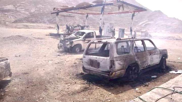 مركبات احترقت بعد قصف الحوثي لمحطة العقيلي بشبوة أحد المصابين جراء القصف الحوثي