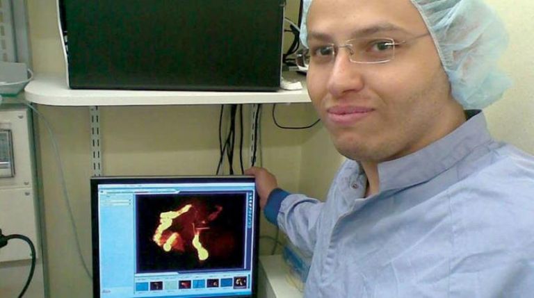 أحمد سالمان، مدرس علم المناعة وتطوير اللقاحات في معهد "إدوارد جينز" في جامعة أوكسفورد الإعلامي وائل الإبراشي