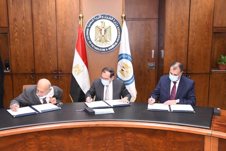 توقيع اتفاقية البحث عن البترول مع شركة فاروس انرجي وزير البترول عقب توقيع اتفاقية البحث مع ترانس جلوب