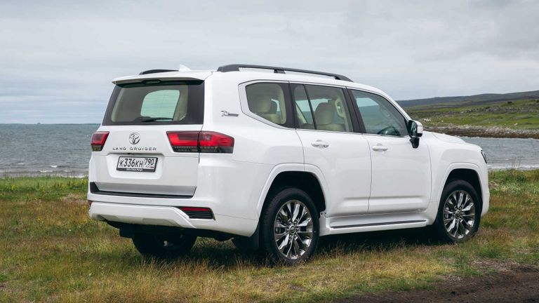 تشابه في التصميم الخلفي للطراز مع تصميم لاند كروزر الصورة التشويقية لطراز تويوتا