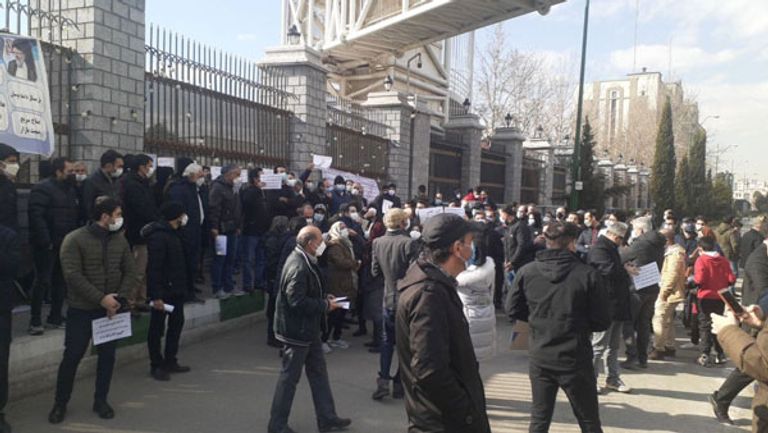 متظاهرون أمام البرلمان الإيراني