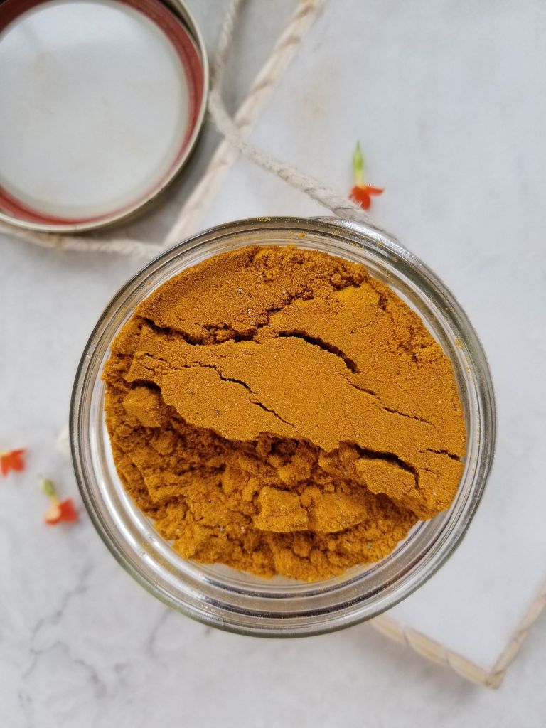 فتاة تعاني من حب الشباب