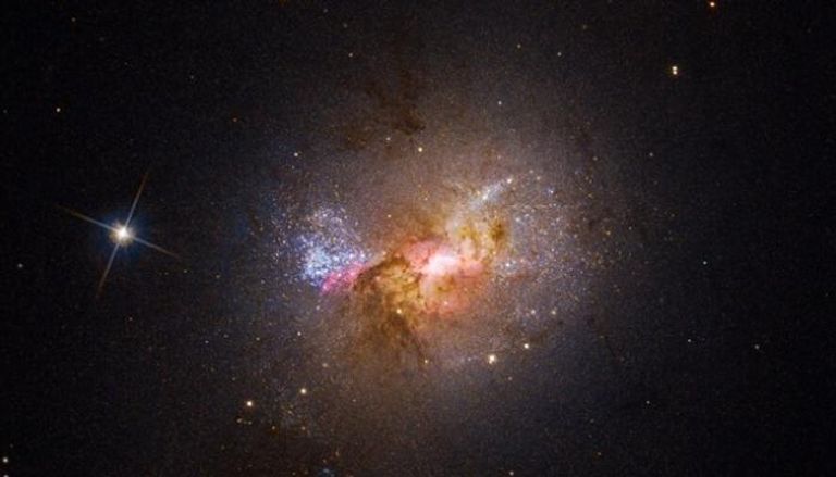 صورة تظهر المجرة وثقبها الأسود ومناطق تشكل النجوم