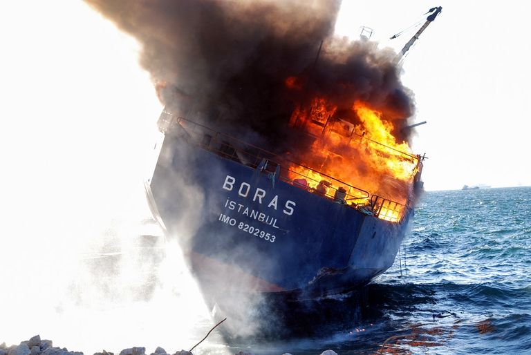 السفينة ومحاولات إطفائها