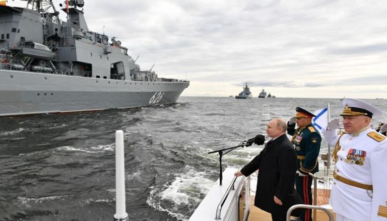 بوتين يتفقد إحدى القطع البحرية الروسية