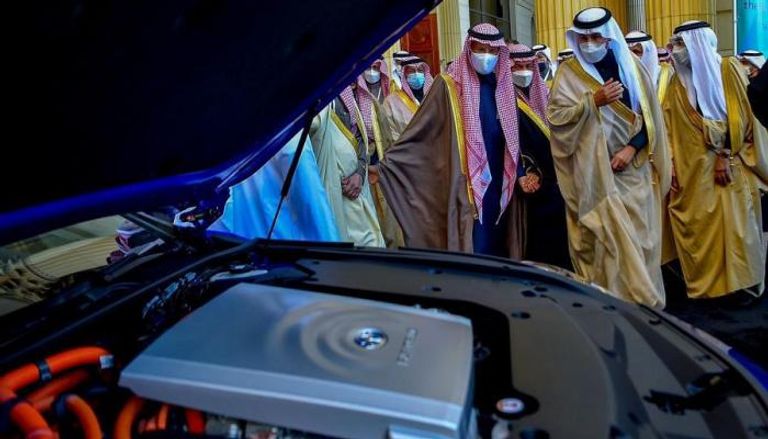 وزير الطاقة السعودي يتفقد إحدى المركبات العاملة بوقود الهيدروجين