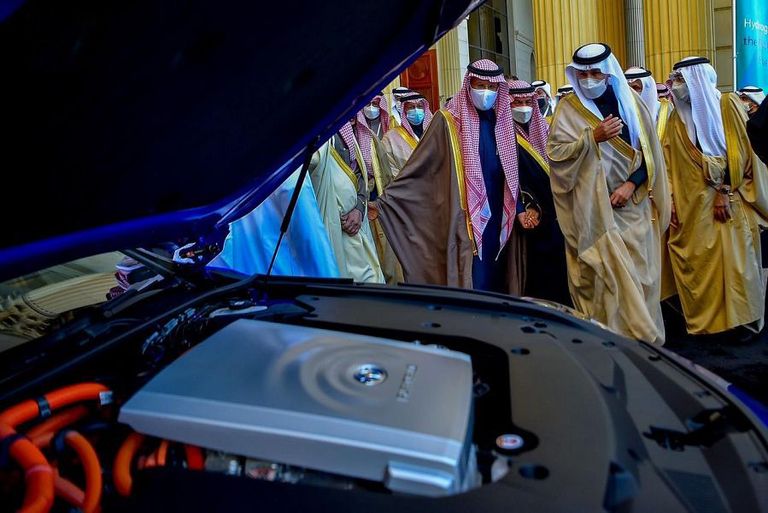 وزير الطاقة السعودي يتفقد إحدى المركبات العاملة بوقود الهيدروجين