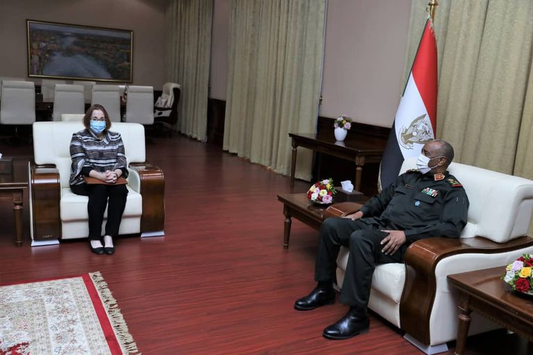 البرهان والوفد الأمريكي البرهان خلال لقاء الوفد الأمريكي