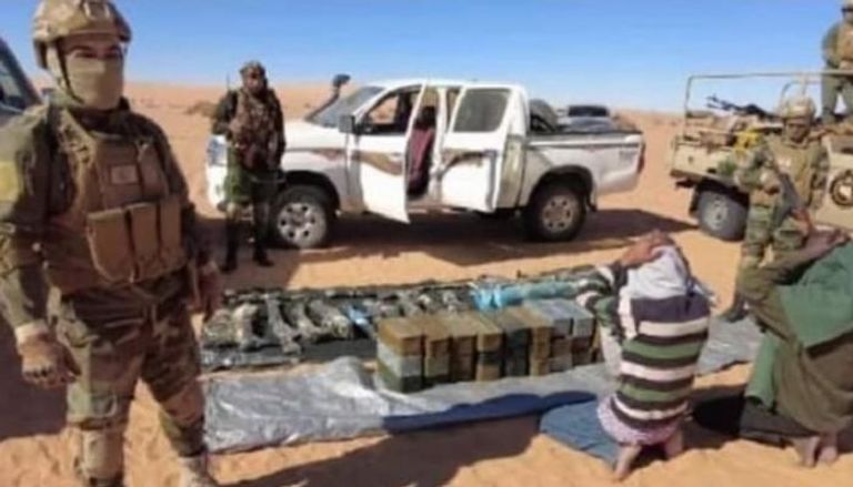 متفجرات مضبوطة بحوزة إرهابيين على حدود ليبيا والجزائر - الجيش الليبي