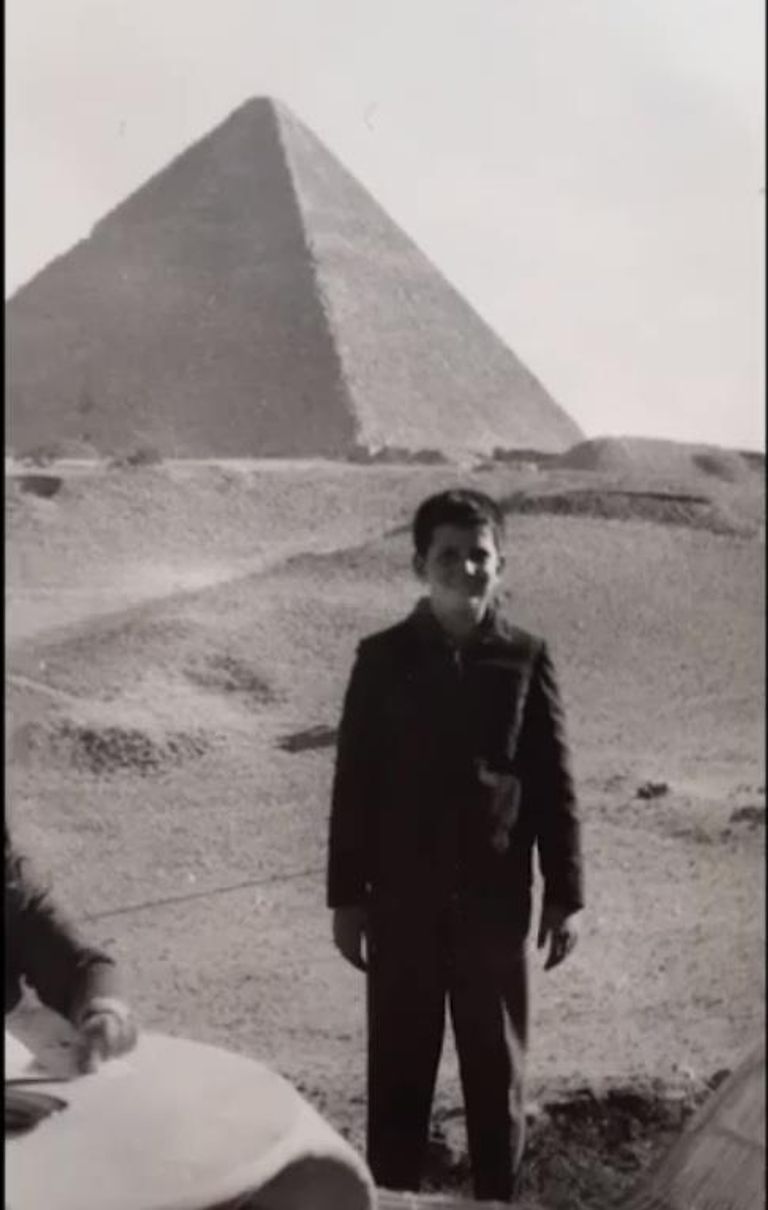 ريموند شينازى في طفولته أمام منطقة الأهرامات  مخترع