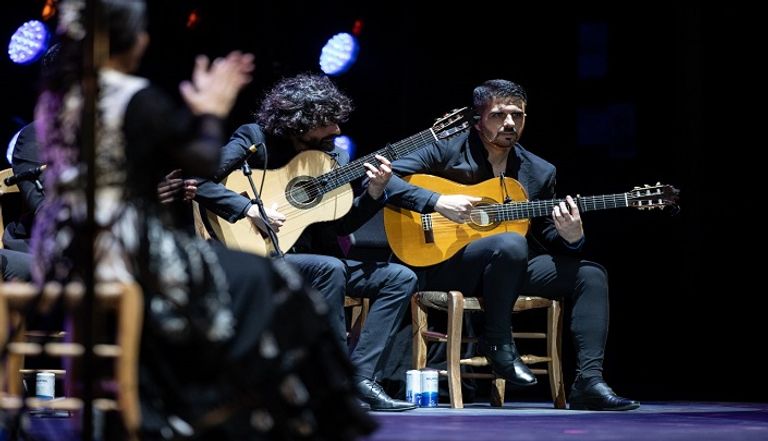 فرقة إسبانية تقدم موسيقى الفلامنكو الراقصة