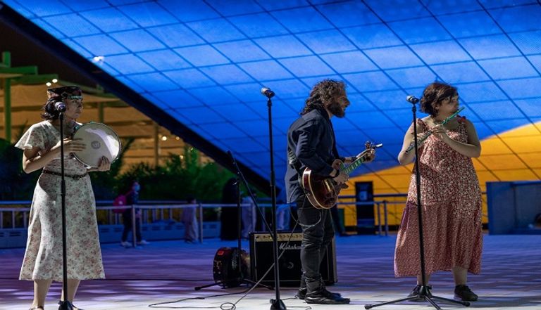 عرض فني في جناح المملكة العربية السعودية