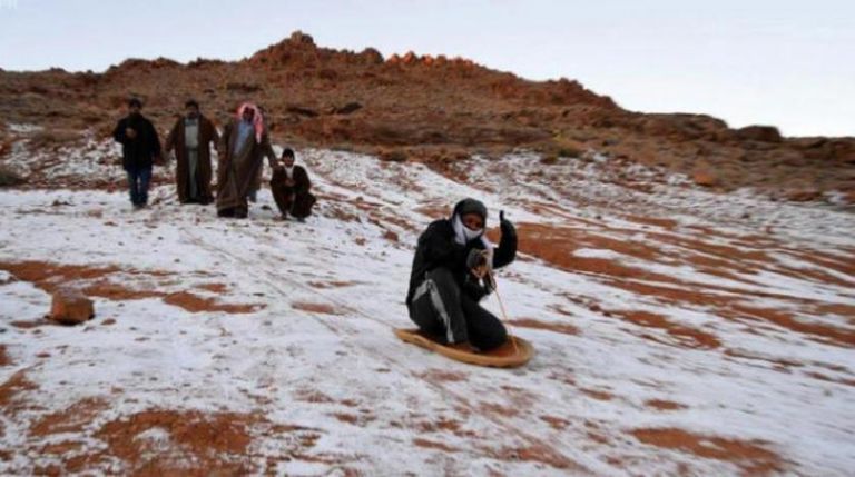 تساقط الثلوج على مدينة تبوك في السعودية