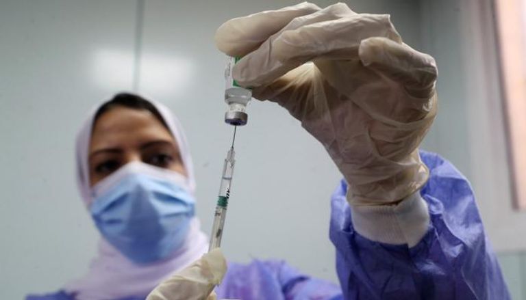 عاملة صحية مصرية تجهز جرعة لقاح كورونا