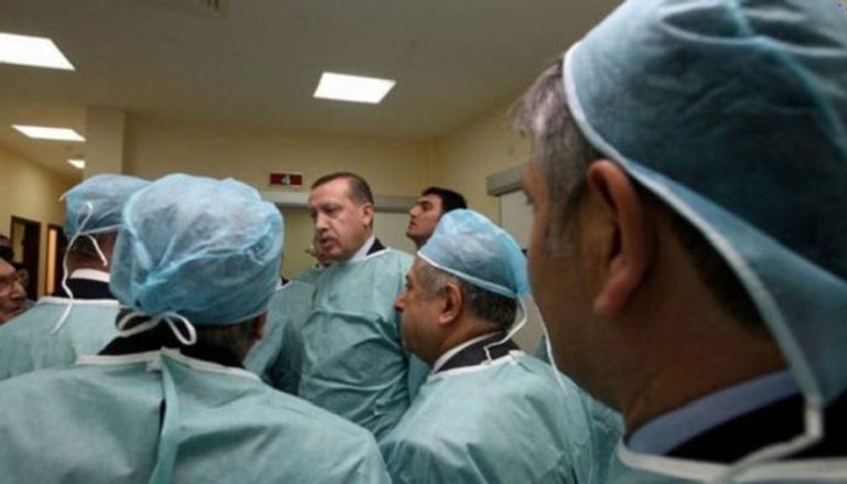 أردوغان خلال زيارة سابقة لأحد المستشفيات