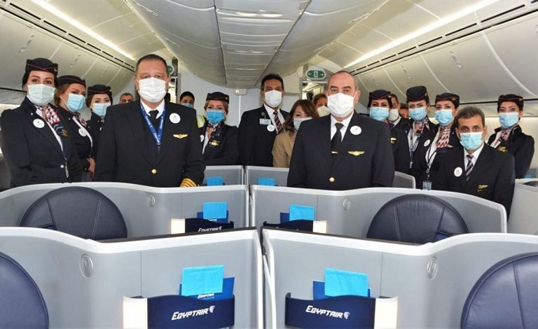  وزير الطيران المصري يقود أول رحلة تجريبية بخدمات صديقة للبيئة
