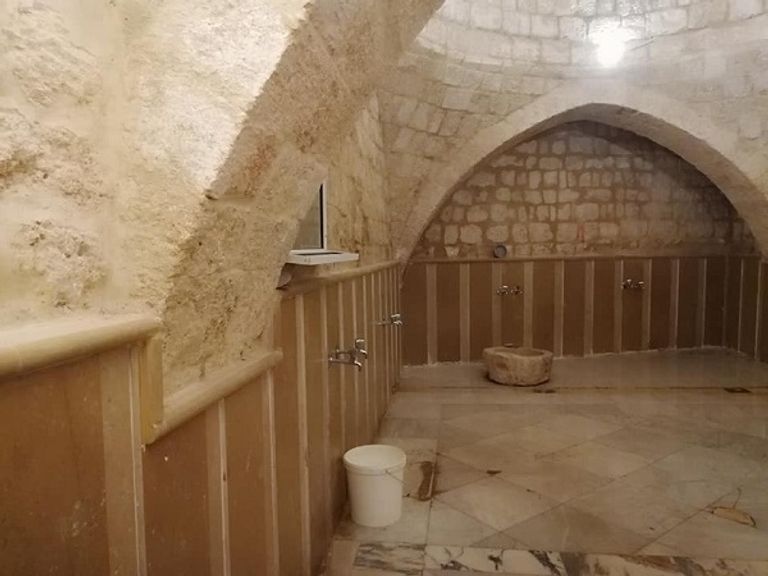"حمام العبد" الذي يقع قرب خان الصابون الأثري وسط مدينة طرابلس