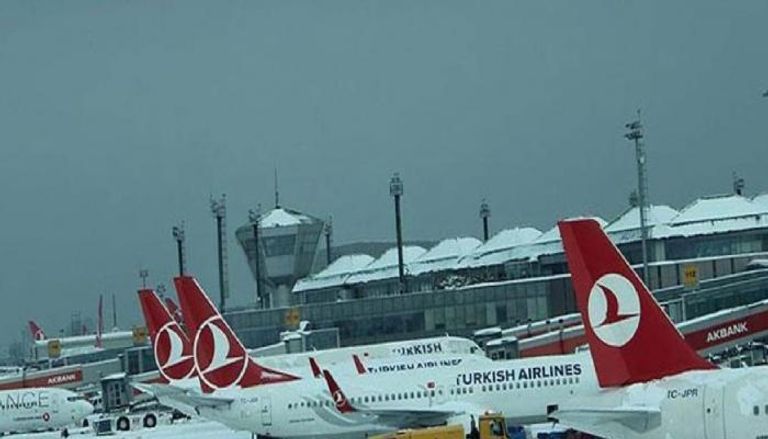 أثار الثلوج على مطار 