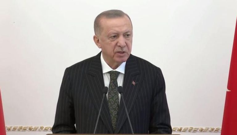 الرئيس التركي رجب طيب أردوغان خلال إلقاء كلمته في الاجتماع