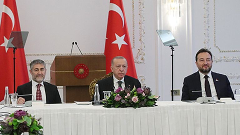 الرئيس التركي رجب طيب أردوغان خلال إلقاء كلمته في الاجتماع