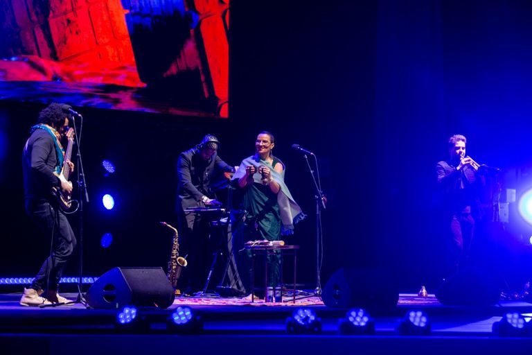 جانب من الحفل الغنائي على مسرح دبي ميلينيوم