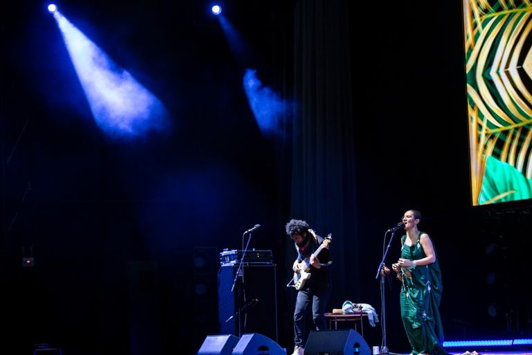 جانب من الحفل الغنائي على مسرح دبي ميلينيوم