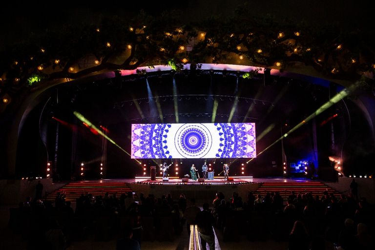 جانب من الحفل الغنائي على مسرح دبي ميلينيوم
