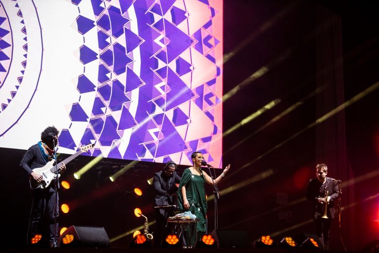 جانب من الحفل الغنائي على مسرح دبي ميلينيوم