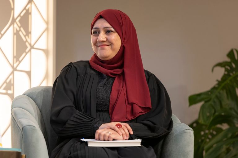 جانب من الجلسة النقاشية في جناح المرأة الأيقوني