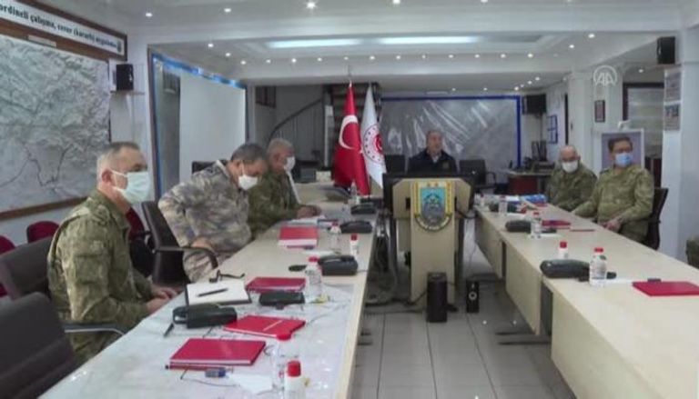 وزير الدفاع التركي خلال الزيارة الميدانية