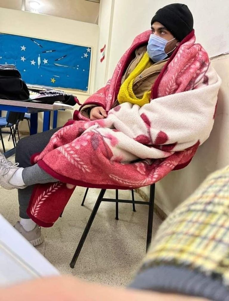 طالب يرتدي البطانية في لبنان