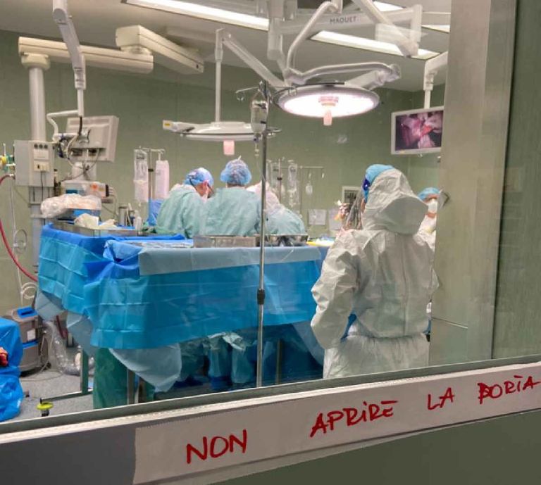 الفريق الطبي أثناء إجراء العملية الجراحية الدقيقة