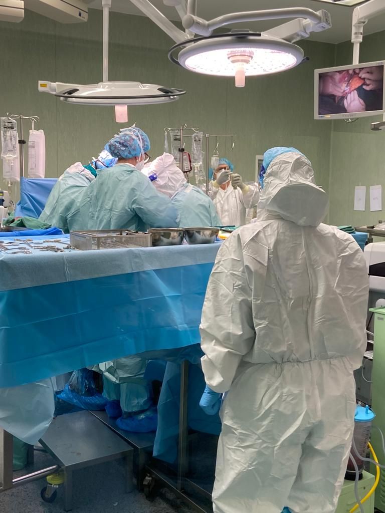 الفريق الطبي أثناء إجراء العملية الجراحية الدقيقة