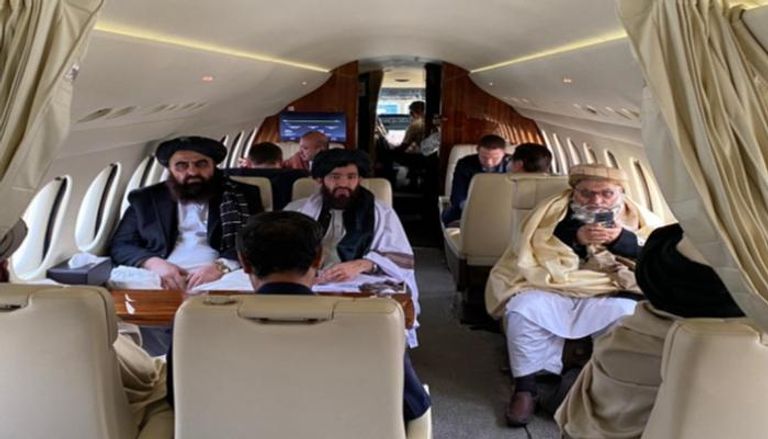 وفد حركة طالبان داخل الطائرة