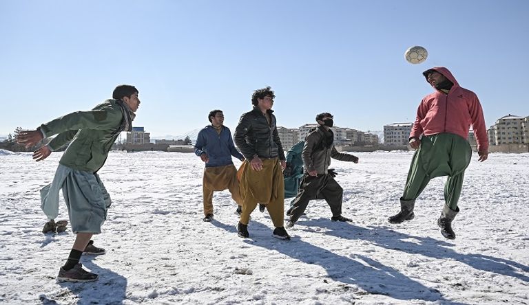 مجموعة صبية يركلون الكرة في كابول - الفرنسية