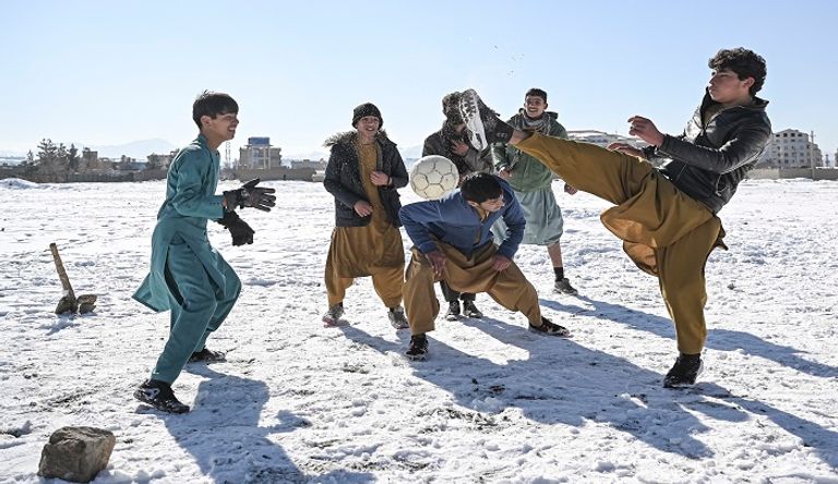 مجموعة صبية يركلون الكرة في كابول - الفرنسية