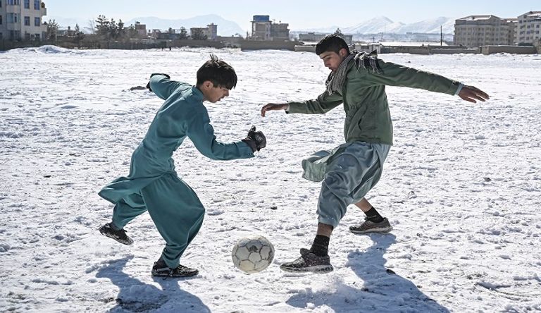مجموعة صبية يركلون الكرة في كابول - الفرنسية