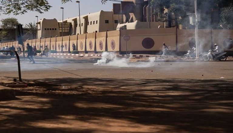 الشرطة في بوركينا فاسو تطلق الغاز المسيل للدموع لتفريق المتظاهرين