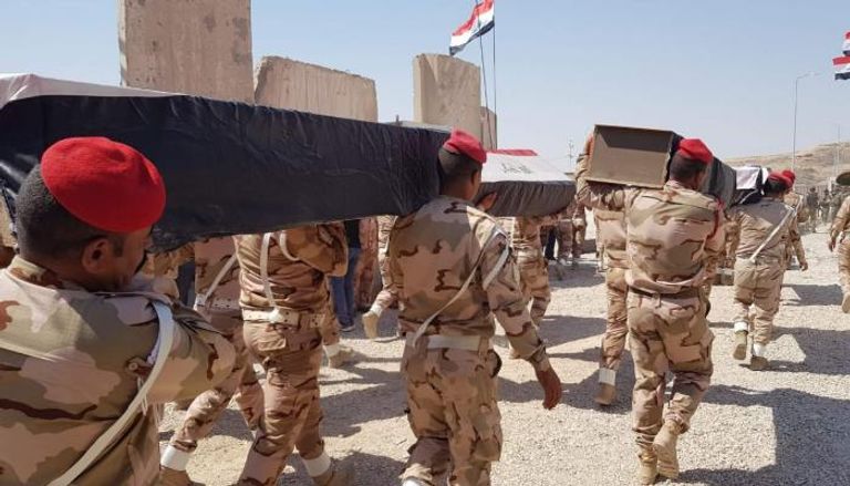 جنود عراقيون خلال تبادل جثامين مع إيران