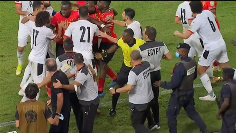 مشادة كيروش في لقاء أنجولا  الحكم الكونغولي جان جاك ندالا