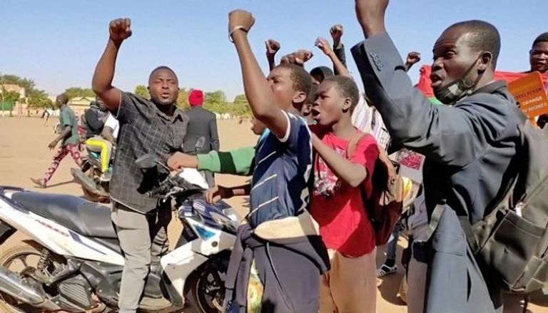 محتجون في بوركينا فاسو يؤيدون تحركا غامضا في الجيش