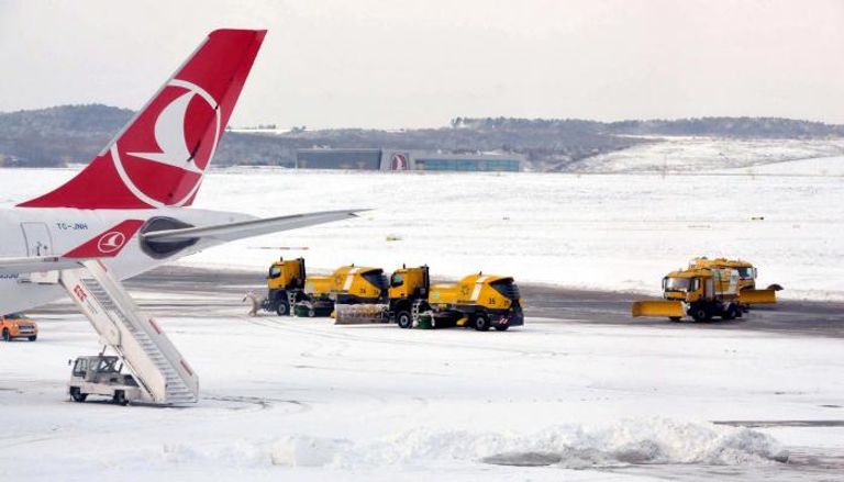 مطار إسطنبول الدولي يستسلم للثلوج