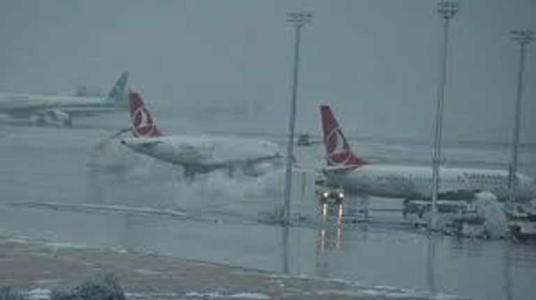 مطار إسطنبول الدولي يستسلم للثلوج