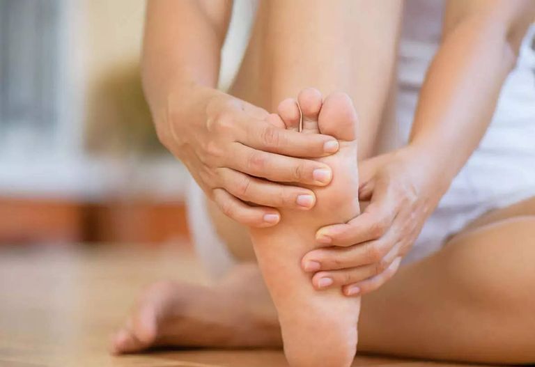 سيدة تعتني بقدمها بعد غسلها