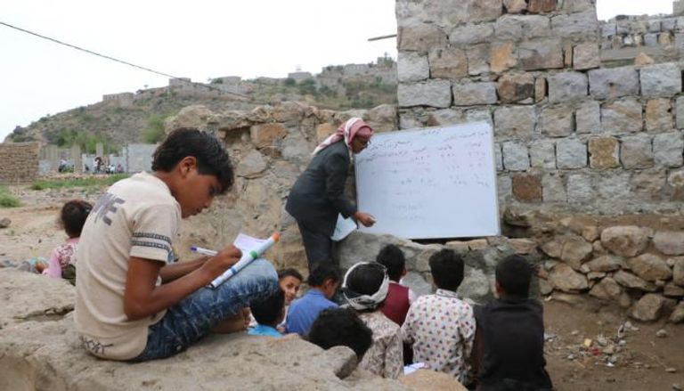 طلبة يفترشون العراء بعد تدمير الحوثي مدرستهم
