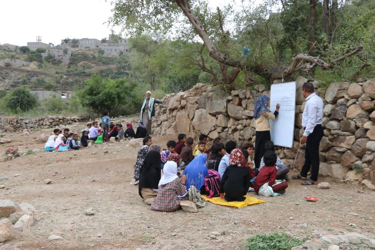 طلبة يفترشون العراء بعد تدمير الحوثي مدرستهم