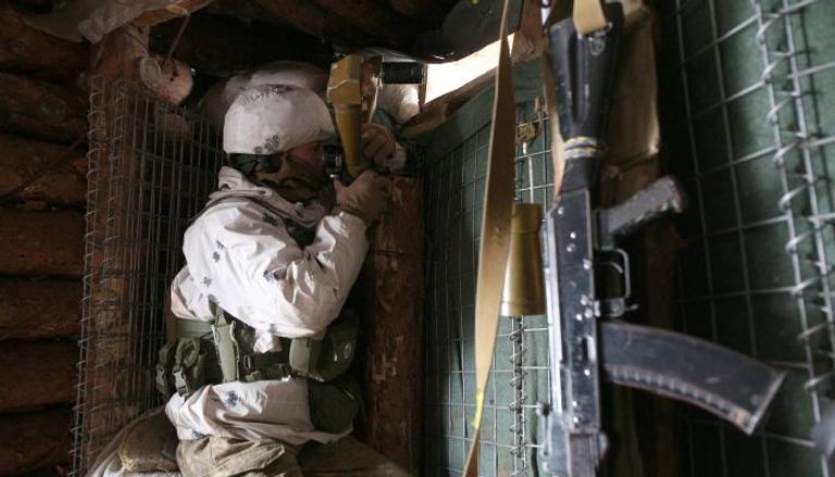 جندي أوكراني يراقب الوضع على الحدود مع روسيا